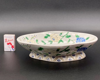 Antique Chinese Famille Rose Footed Export Porcelain Oval Bowl, 26cm, Republic Period.
