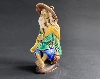 Antyczna chińska figurka „błotnego człowieka” z ceramiki Shiwan pokrytej glazurą Sancai, ok. 1890–1920, ręcznie formowana.