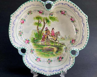 XVIII-wieczna francuska porcelana empire, talerz kabaretowy z koniczynką i ręcznie malowaną sceną konną, 23 cm.