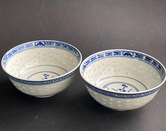 Para chińskich porcelanowych misek na ziarna ryżu Ling Long ze znakami Wan Yu.