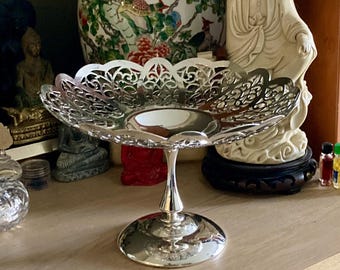 Cestino a piedistallo in metallo argentato, modello Paramount, traforato, stile metà secolo, alto 17 cm.