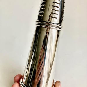 Pristine c.1950 Silver-Plated 15cm Sugar Shaker - Viners of Sheffield - Outstanding Condition - Vintage Silverware - Home Decor - Condiment.