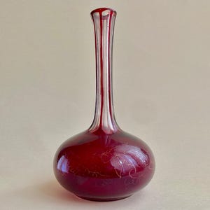 Botella bohemia de color rojo rubí – Tallada y dorada a mano, siglo XIX