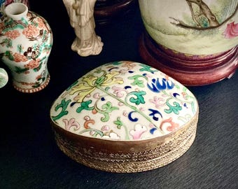 Vintage Chinese Famille Rose Porcelain Shard Box, 14cm, Mid 20th Century.