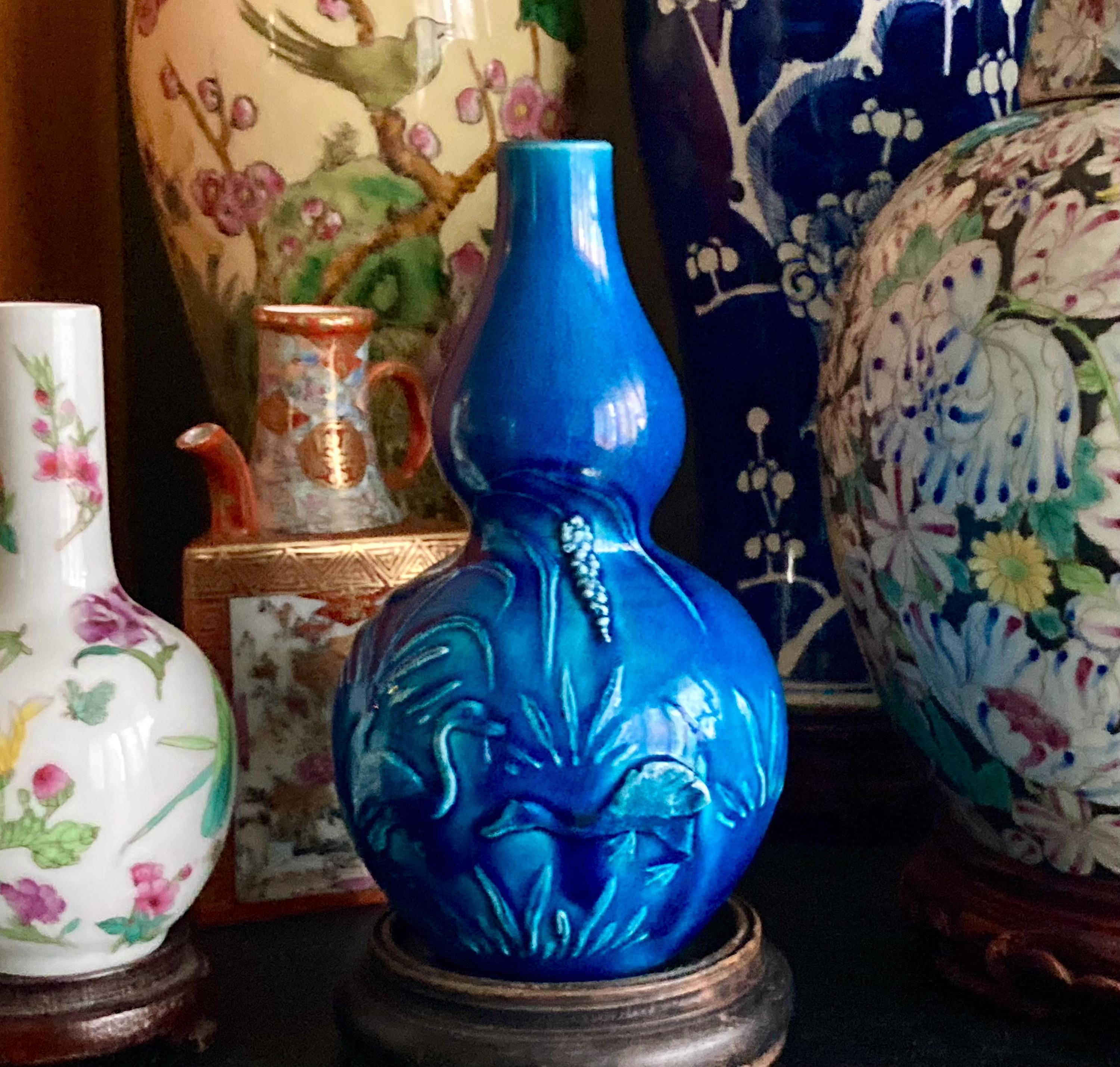 アンティーク中国製双瓢形磁器花瓶、青浮彫装飾、清朝、19世紀