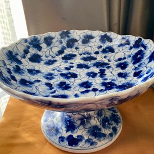 Zeldzame antieke Vietnamese keramische sokkelkom - blauw en wit - ca. 1920 - Bat Trang Village - handgeschilderd - Aziatische kunst - woondecoratie - cadeau.
