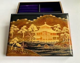 Fine Zohiko Kyoto Japanese Lacquer Jewelry Box, Mid 20th Century, Hand Decorated Urushi.