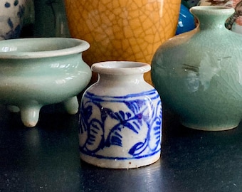 Chiński wazon dla uczonych z XIX wieku, niebiesko-biały, porcelanowy, 5 cm, dynastia Qing.