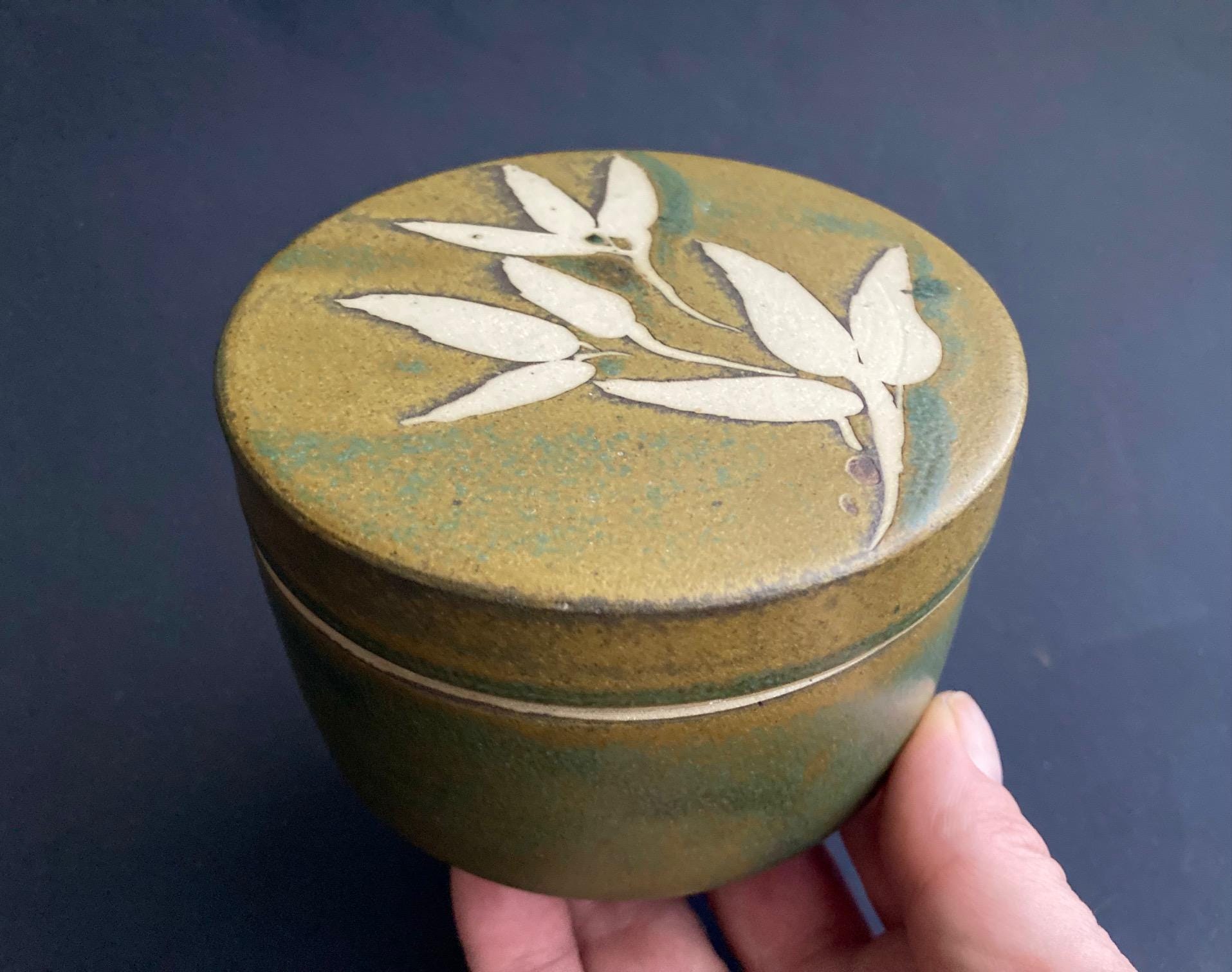 手作りの陶器製小物入れ – Jan Buttenshaw Pottery、オーストラリアの