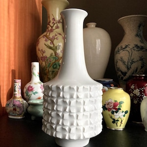 Jarrón antiguo de porcelana blanca de Meissen de 24 cm, Ludwig Zepner, mediados del siglo XX.