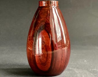 Japońska lakierowana drewniana waza ikebana, 8 cm, obiekt dla naukowców z połowy XX wieku