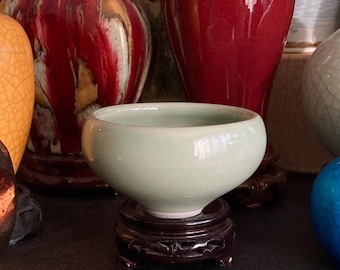 Stara, ręcznie wykonana misa z porcelany glazurowanej Celedonem, autorstwa Victora Greenawaya, ok. 1990 r., australijska ceramika i garncarstwo.