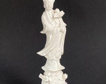 Chińska figurka Guanyin z połowy XX wieku, Blanc de Chine, 16 cm, porcelana Dehua, mała statuetka, sztuka azjatycka, Boddhisattwa.