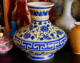 Wazon z lotosem z żółtej porcelany z połowy XX wieku, z podszkliwnym niebieskim podłożem, 25 cm, ok. 1960 r.
