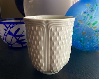 Tazza da caffè francese in maiolica celadon Pont au Choux di Gien, XX secolo.
