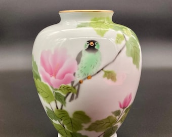 Fukagawa Arita Porcelain Vase with Bird and Flowers, 20cm, Japan 20th Century.