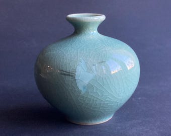 Fine Korean Celadon Cranes 8cm Vase, Crackle Glaze, 20th Century