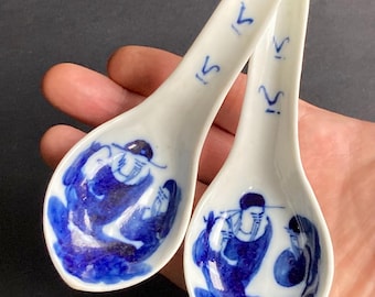 Para antycznych chińskich porcelanowych łyżek malowanych ręcznie, w kolorze niebiesko-białym, około 1900 r.