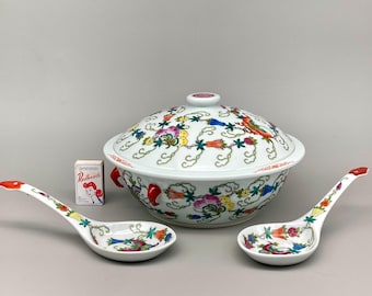 Vintage Chinees porseleinen serveerschaal met lepels, 26 cm, vlinder- en bloemenmotief.