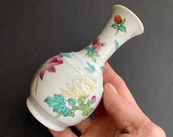 Jarrón vintage de porcelana Famille Rose – Decoración floral china, circa 1970