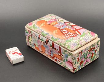 Antyczna chińska porcelanowa szkatułka eksportowa w kształcie mandarynki z różą, XX wiek