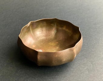 Plato de cobre con forma de loto, del período Arts and Crafts, 10 cm, martillado a mano, principios del siglo XX.