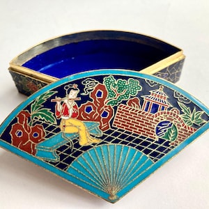 Old Chinese Cloisonne Box - c.1930-1940 - Excellent Vintage Condition - Home Decor - Trinket Box - Asian Art - Gift for Her - Handmade.