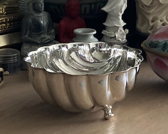 Ręcznie wykonana, posrebrzana włoska misa Vide Poche z nóżką w kształcie muszli, 13 cm, Porcia, Włochy, ok. 1990 r.