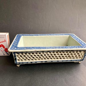 Antik kinesisk blå & vit porslinsrettikulerad jardiniere - Planter - 1800-tal.