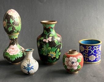 Grupa antycznych i zabytkowych chińskich wazonów cloisonne, ok. 1890-1980.