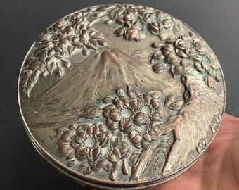 Pudełko z mieszanego metalu, japońska forma z okresu Meiji, zdobione reliefem repusowanym, 12 cm, koniec XIX wieku.