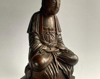 Drewniana figurka bodhisattwy z XVII wieku, pokryta złoconą laką, 22 cm, dynastia Ming