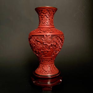 Chinesische Zinnober Hnad geschnitzte 16 cm Vase und Ständer - Mitte des 20.Jahrhunderts - Ausgezeichneter Zustand - Asiatische Kunst - Roter Lack - Wunderschön - Klassisch.