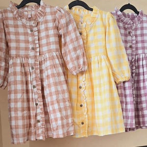 紫のストライプのギンガム チェックの女の子用ドレス、3/4 長袖の春用ドレス、夏用ドレス、背中にタイが付いたドレス (3～8 歳向け)。Triple T 製。