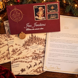 Può includere: Una busta marrone con sigillo dorato, francobolli vintage e il testo Jac Jenkins Below the winter skies. Include una lettera color crema firmata Santa Claus e una mappa che mostra Glacier Gulch, Santa Claus Village e Reindeer Runway.