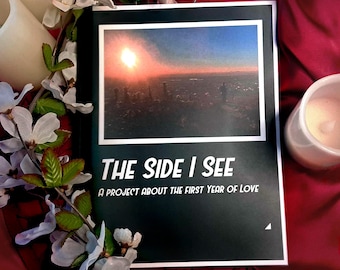 Könnte beinhalten: Ein Schwarzweißfoto eines Sonnenuntergangs über einer Stadtlandschaft. Das Foto befindet sich auf einem schwarzen Hintergrund mit dem Text "The Side I See" und "A Project About The First Year Of Love" in Weiß.