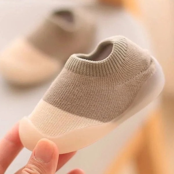 Farblich passende Baby-Socken-Schuhe: Niedliche Kleinkind-Sneaker mit weicher Sohle für Jungen und Mädchen – BeBe Kleinkind-Laufschuhe