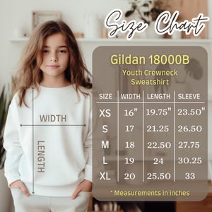 Puede incluir: Tabla de tallas para la sudadera con cuello redondo para j&oacute;venes Gildan 18000B. La tabla muestra las tallas XS a XL con las medidas en pulgadas para el ancho, la longitud y la manga.