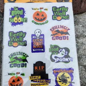 Oöppnat klistermärkespaket med Hallmark Halloween-belöning från 1980-talet