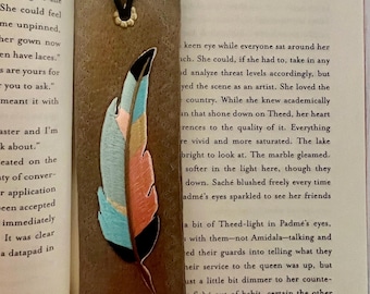 Marcapáginas de cuero con plumas hecho a mano: reciclado y artesanal