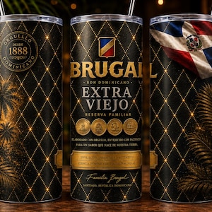 Puede incluir: Un vaso cilíndrico de acero inoxidable con fondo negro y patrón de diamantes dorados. El diseño incluye el logotipo de Brugal Extra Viejo, la bandera de la República Dominicana, siluetas de palmeras y el texto 1888.