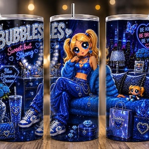 Puede incluir: Un vaso cilíndrico con pajita que presenta un diseño gráfico en tonos azules. La ilustración muestra un personaje con coletas rubias, ropa azul y zapatillas, rodeado de textos como BUBBLES, sweet but strong y BE KIND BE BRAVE BE YOU.