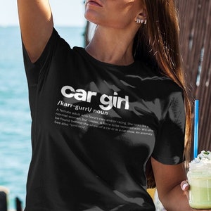 カーガール定義Tシャツ - カーガールTシャツ - 女性のためのかわいい自動車Tシャツ