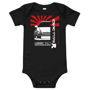 Pode incluir: Body de bebé preto com um gráfico de carro branco e detalhes em vermelho. O design inclui o texto "CIVIC TYPE R" em branco, caracteres japoneses e o texto "JDM 09/97 MANUFACTURED IN JAPAN".