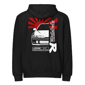 Könnte beinhalten: Schwarzer Kapuzenpullover mit weiß-roter Autografik, den Worten "TYPE R" und japanischem Text. Das Design beinhaltet eine aufgehende Sonne und den Text "JDM 03/97 MANUFACTURED IN JAPAN".