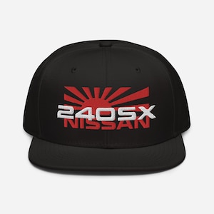 Puede incluir: Gorra de béisbol negra con un diseño bordado de sol naciente japonés rojo y blanco y el texto "240SX NISSAN".