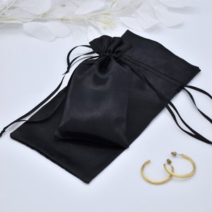 3 bolsas negras con cordón, bolsa de regalo de satén, bolsa negra para joyas, bolsa negra para dados, bolsa para guardar dados, bolsa de maquillaje para dama de honor, bolsa grande para maquillaje, bolsa de tarot