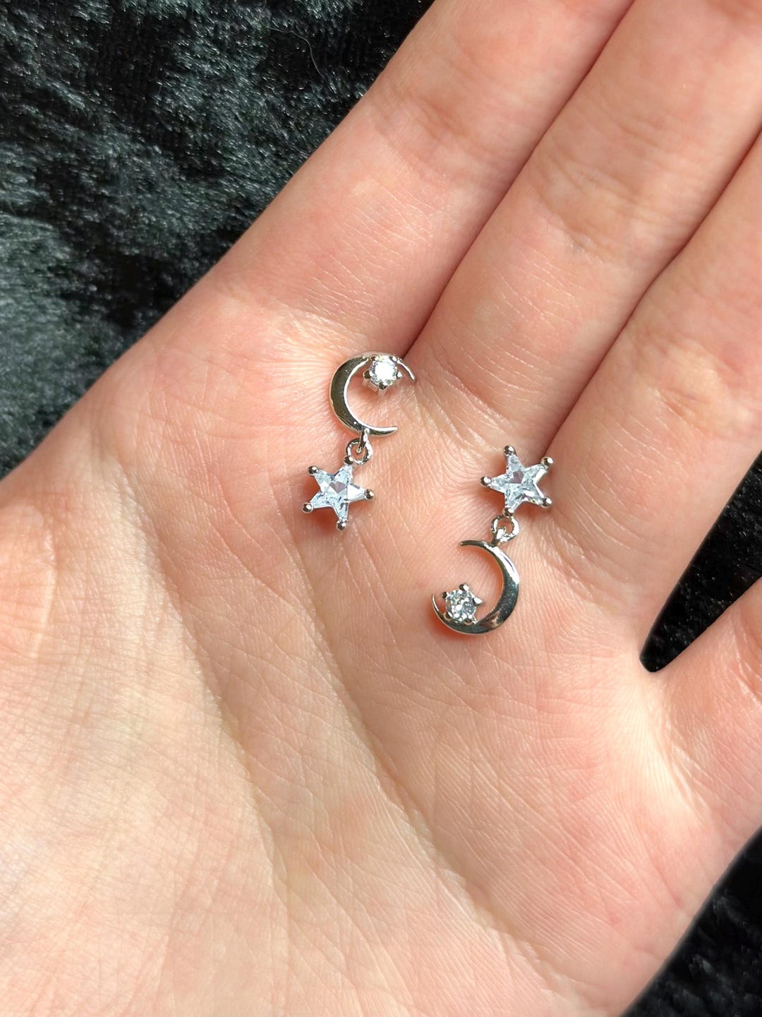 SUPERFINDINGS 2 Set Orecchini Pendenti Luna E Stella Con Strass Colorati – Orecchini A Goccia Celesti – Lunghezza 55-63 Mm – Gioiello Regalo Per Donna
