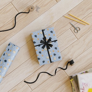 Carta da regalo per la laurea / Design del cappello e diplomi per la classe del 2025 / Forniture a tema per laureati delle scuole superiori e dell'università / Carta da regalo per la fine della scuola