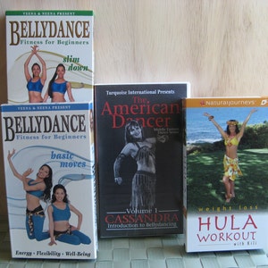 Peut inclure: Trois cassettes VHS pour des cours d'exercice. Les deux premi&egrave;res sont pour la danse du ventre, l'une intitul&eacute;e "Bellydance Fitness for Beginners: Slim Down" et l'autre intitul&eacute;e "Bellydance Fitness for Beginners: Basic Moves". La troisi&egrave;me cassette est pour la danse hula et est intitul&eacute;e "Weight Loss Hula Workout with Kili".
